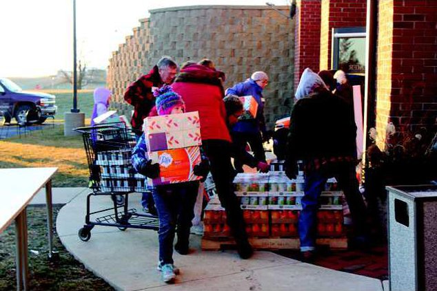 food pantry volunteers-little girl